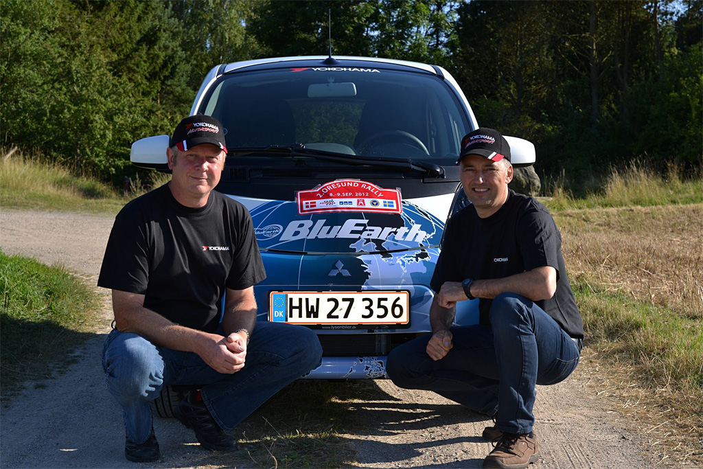 Jeg glæder mig meget til at bevise, hvor energieffektivt vi kan køre med Yokohamas BluEarth elbil, siger Tim Svanholt, her sammen med codriver Bjarne Kristensen
